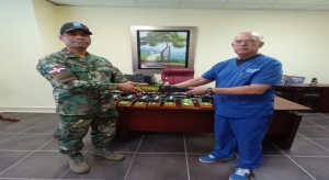 El Dr. C&eacute;sar Roque, director del Hospital Dar&iacute;o Contreras hace entrega de art&iacute;culos de seguridad al Gerente del departamento