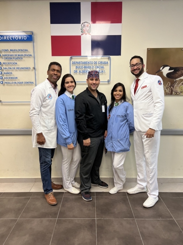 Departamento Maxilofacial del Hospital Darío Contreras realiza Primera Cirugía de Reconstrucción Mandibular con Prótesis Personalizada.