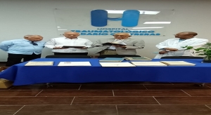 El Dr. Eliseo Rond&oacute;n dona gran parte de su biblioteca m&eacute;dica al Hospital Dar&iacute;o Contreras.