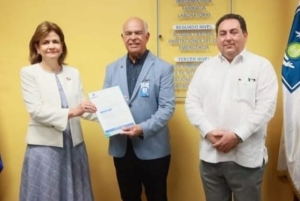 Vicepresidenta  recibe certificado garant&iacute;a reparaci&oacute;n de techos y otras obras en Hospital Dar&iacute;o Contreras