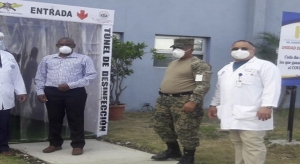 Ministerio de Defensa (MIDE), a trav&eacute;s de la Direcci&oacute;n Nacional de las Escuelas Vocacionales de las Fuerzas Armadas y la Polic&iacute;a Nacional (DIGEV), instal&oacute; una cabina o t&uacute;nel de desinfecci&oacute;n del Coronavirus COVID-19 en el Hospital Dr. Dar&iacute;o Contreras